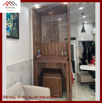 Đặt bàn thờ ngay cạnh cầu thang, có cần làm vách ngăn không?